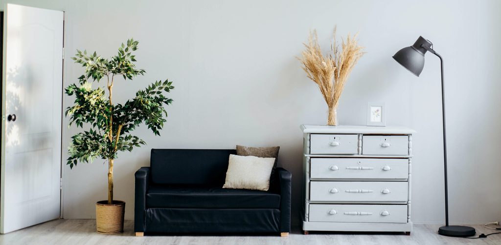 黒いソファに白いチェストを組み合わせた例